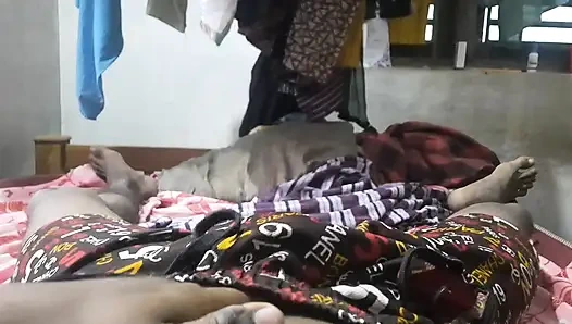 Kıllı yaraklı 18 yaşındaki kız mastürbasyon yapıyor