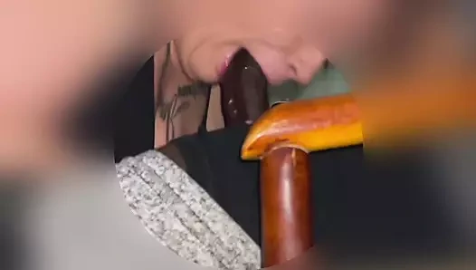 Beyaz bir kız tarafından emiliyor