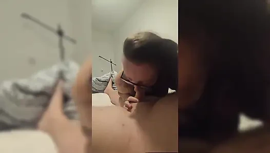 Jade играет с Jimbob, одетые женщины, раздетый мужчина