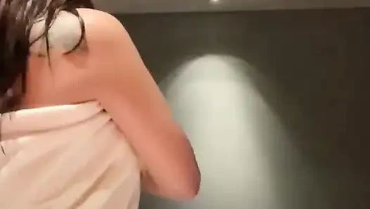 Mandi sambil colmek cantik bagnet bisa dientot kok