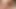 Beyaz elbiseli seksi sarışın, horoz emmek için emin olduğunu biliyor
