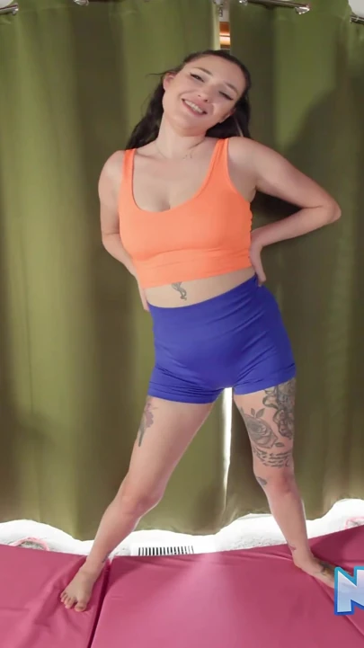 Dövmeli güzel katie kinz yoga için soyunuyor