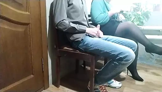 Olgun yabancı halka açık bir yerde boşalmama yardım etti