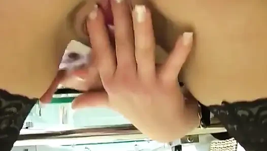 Sevimli sarışın tek başına mastürbasyon yaparken çorap giyiyor