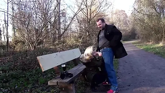 Dövmeli Sarışın Evli Kadın Vahşi Çifte Penetrasyon açık Havada Arabada Sikişiyor