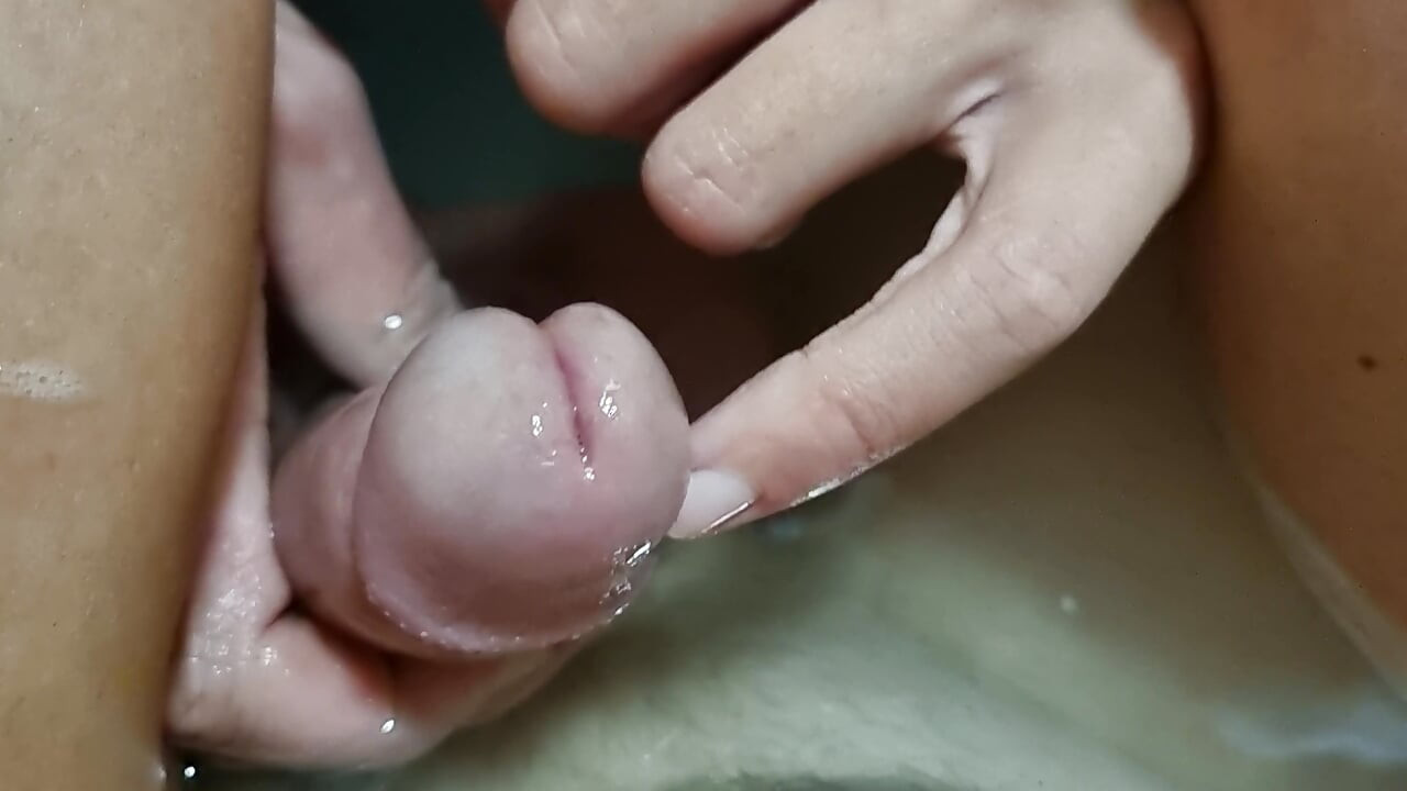 Ateşli kız küvette penisiyle oynuyor, parmağını üretraya sokuyor