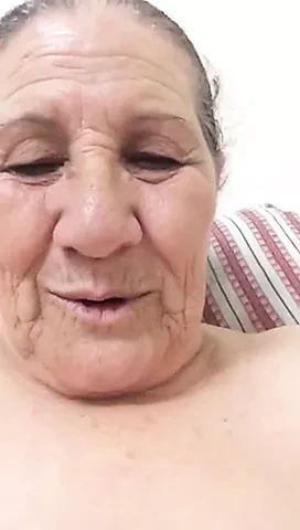 Yaşlı bir kadın kendini gösterir