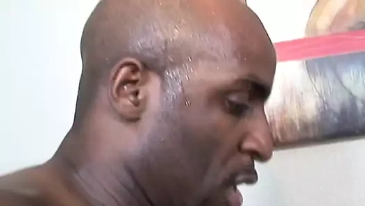 Büyük memeli muhteşem esmer hatun bir tarafta yatarken içinde horoz alır