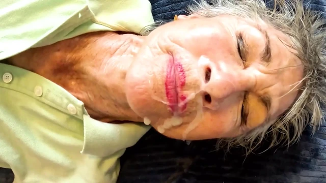 Минет в примерочной универмага