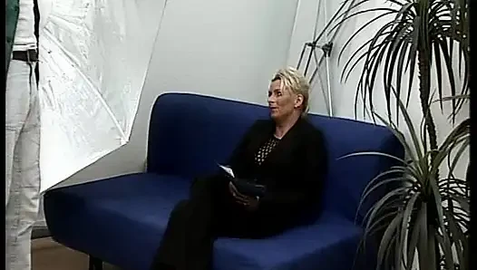 Yarağa aç Alman orta yaşlı seksi kadın yüze boşalmadan önce sert sikiliyor