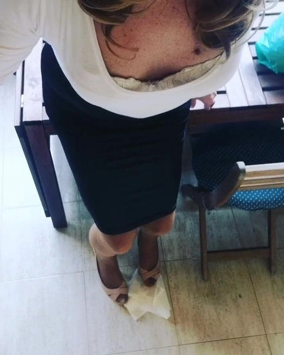 Video selfie falda latex y sandalias beige 