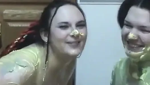 Kilolu üniversiteli kız Christina ve Madalyn ortalığı dağıtıyor