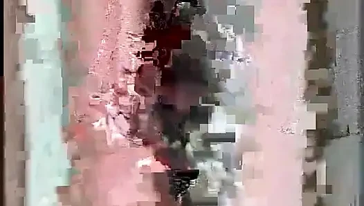 Seksi esmer kanepede bacaklarını açıyor ve kalın yarakla sikiliyor