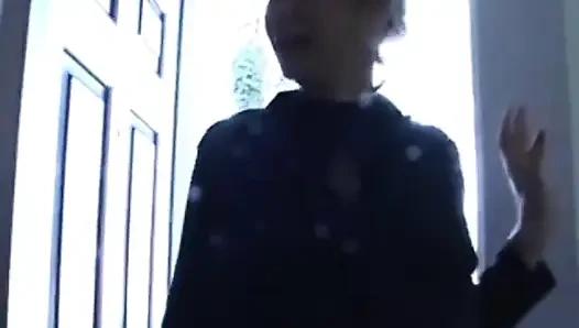 Tara Moon kıllı amcığıyla oturma odasında sikişiyor