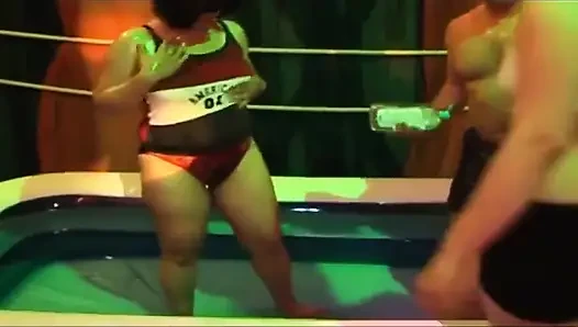 Zayıf ve sırılsıklam olgun kızlar vahşi havuzda grup sekste parmaklanıyor