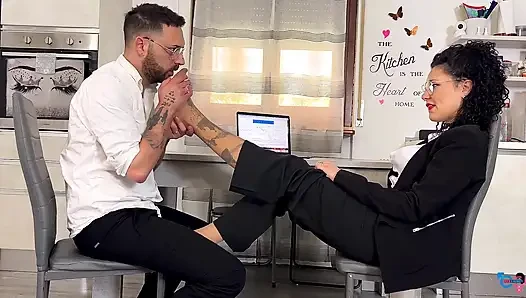 Ayakları ağrıyan meslektaşı onlara masaj yaptırıyor ve külotlu çorapla yalatıyor, karşılığında oral seks karşılığında