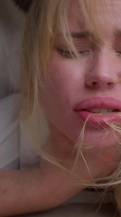 Sekreter Marimoore karısı yan odadayken bir yarağı gırtlağına kadar alıyor ve patronuyla sert seks yapıyor