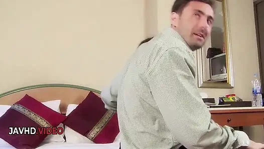 Ploys ateşli Japonlar yaramaz hemşireyle o kadar sessiz gece olmayan şanslı bir adamla karşılaşıyor