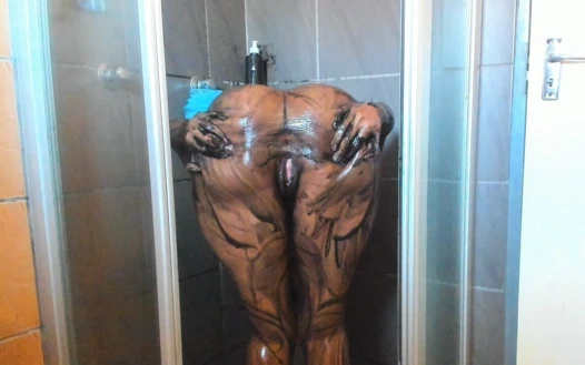 Zenci büyük göt, kömür vücut temizleme