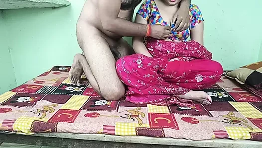 Komşu kırmızı sari giyen güzel yengenin evine geliyor ve onu sert sikiyor.