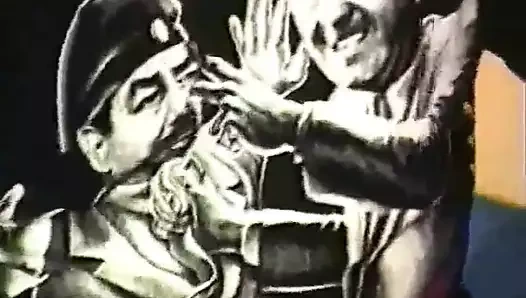 Sarışın orta yaşlı seksi kadın iki adam tarafından sikiliyor