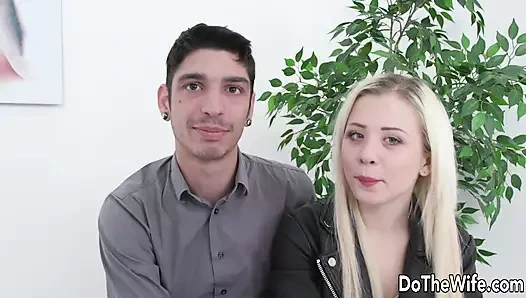 Sarışın Anna Rey gavatını azdırırken deliklerini sikiyor