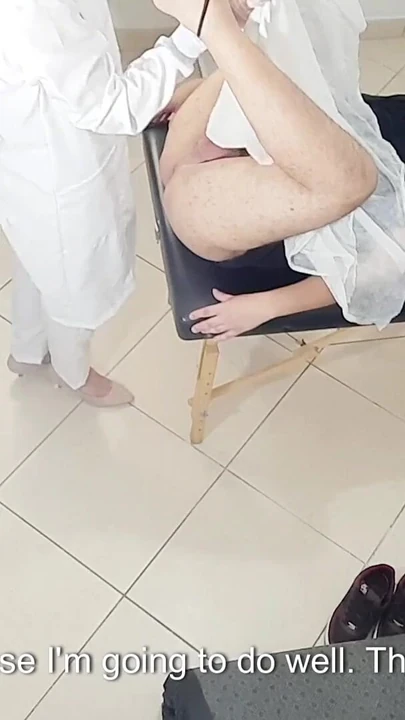 Ключевой момент из "Врач, который проводит осмотр простаты в конечном итоге, вставляя страпон в заднице пациента".