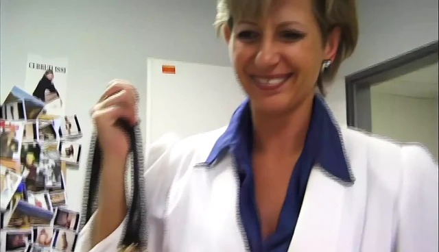 Босс тайно сосет хуй ее сотрудника