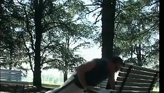 Olgun sürtük kanepede nasıl sikişilir biliyor