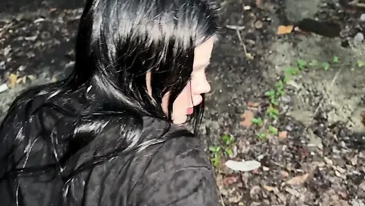 Altgirl ile bir randevu terk edilmiş bir yerde sert seks ve derin bir sakso ile sona erdi