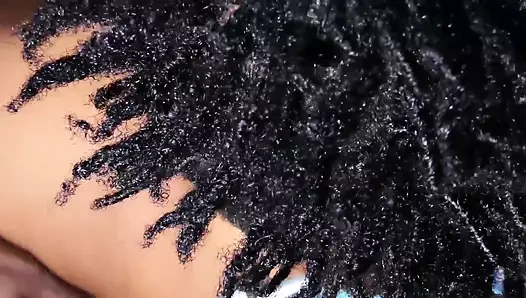 Onu tatmin etmek için sikiyorum ve fışkırtıyor