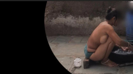 Açık banyoda, üvey kız kardeş tüm kıyafetleri açtı ve taytla banyo yapmaya başladı, çok güzeldi, banyom wat oldu