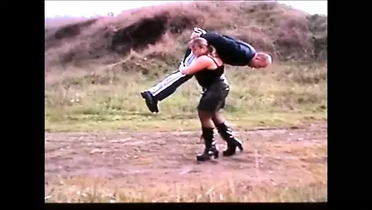 Omuz kaldırarak bir adamı kaçırmak