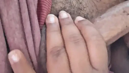 Papaz arkadaşının kocasının yarağını emiyor ve ağzına boşaltıyor.