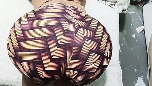 Orta yaşlı seksi bir kız çok büyük penisli bir adama götünü gerdirdi.