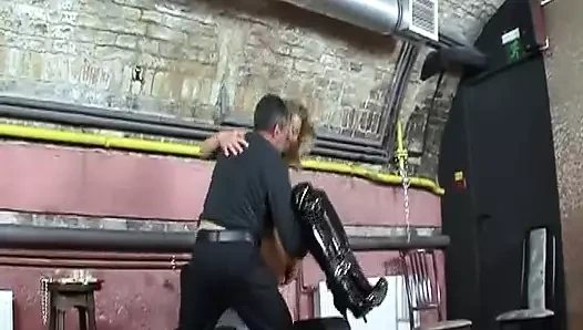 Harika Alman sarışın orta yaşlı seksi kadın sevgilisiyle BDSM'nin tadını çıkarıyor