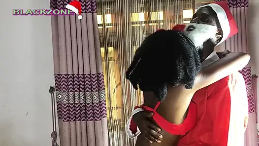 Noel Baba'nın onu görmesine sevindi ve adam ona hediye verdi