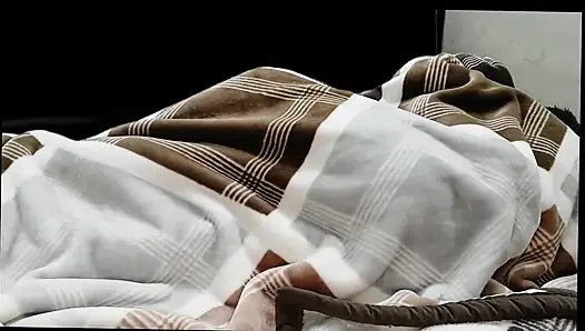 Üvey anne üvey oğluyla yatağı paylaşıyor