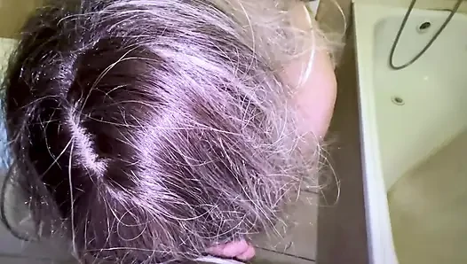 Banyoda, üvey oğul büyük götlü üvey annesiyle tanıştı ve anal seks ettiler