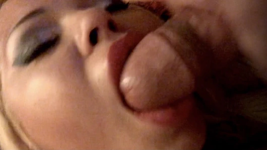 Daisy masanın üzerine alır.