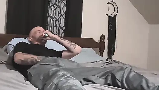 Beni yarağımla oynarken gördü ve şişman amına boşalmama izin veriyor!