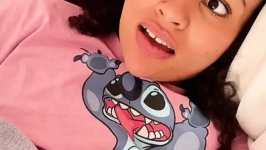 Sevimli kız osuruk derlemesi aptal aptal yüz tepkileriyle yüksek sesle osuruyor