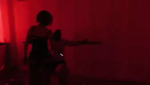 Elektro sandalyede köle maskjoe için acı verici e-eziyet