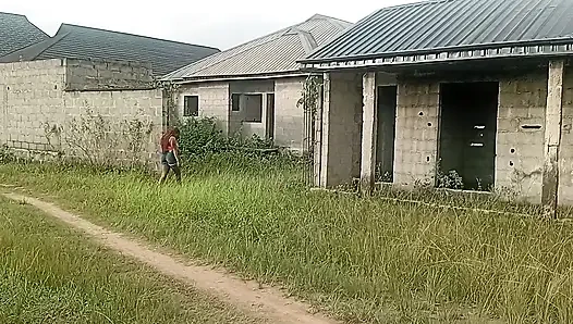 İki karısını tamamlanmamış binada sikişmeye götürüyor