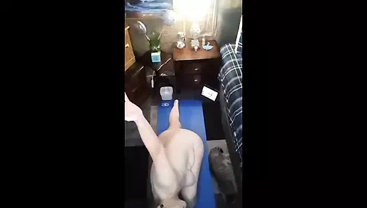 Vee çıplak yoga yapıyor ve esnekliğini gösteriyor!