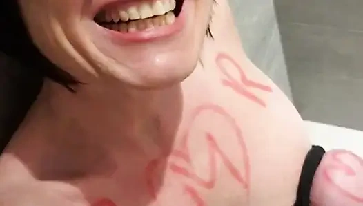 Julie elektrikle oynuyor ve orgazm oluyor