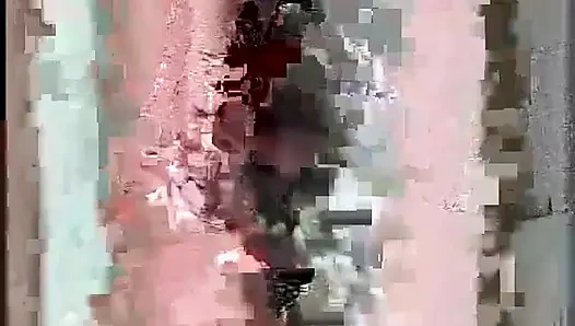 Seksi esmer kanepede bacaklarını açıyor ve kalın yarakla sikiliyor
