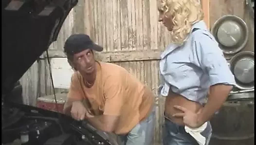 Büyük göğüslü sarışın bomba, arabasının işi için derhal lekeli yağ maymunu ödedi