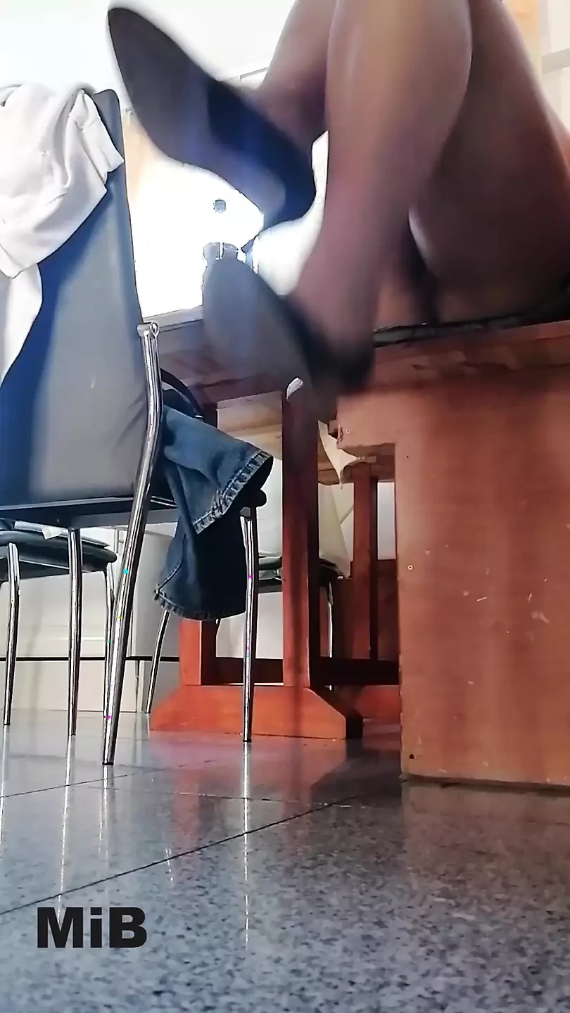 I came to my good friend's house to replace the lamp in the hallway without any thought