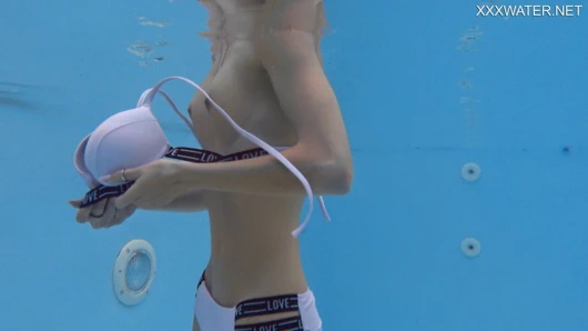 Macar minik güzel hermione havuzda grup seks yapıyor